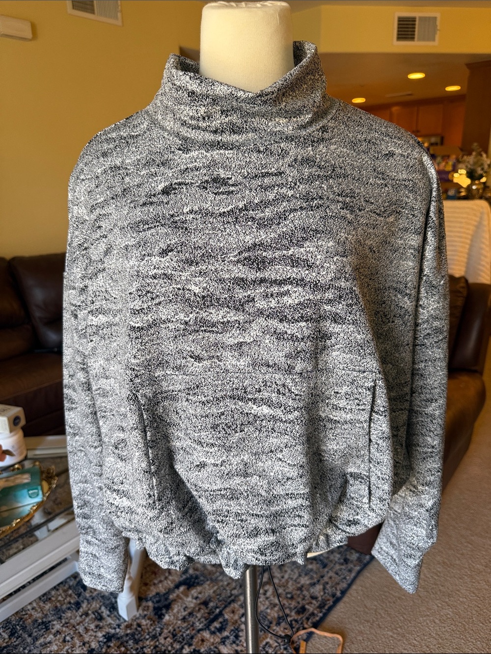 Kyodan Outdoor Pullover Sweater Top in Black and White